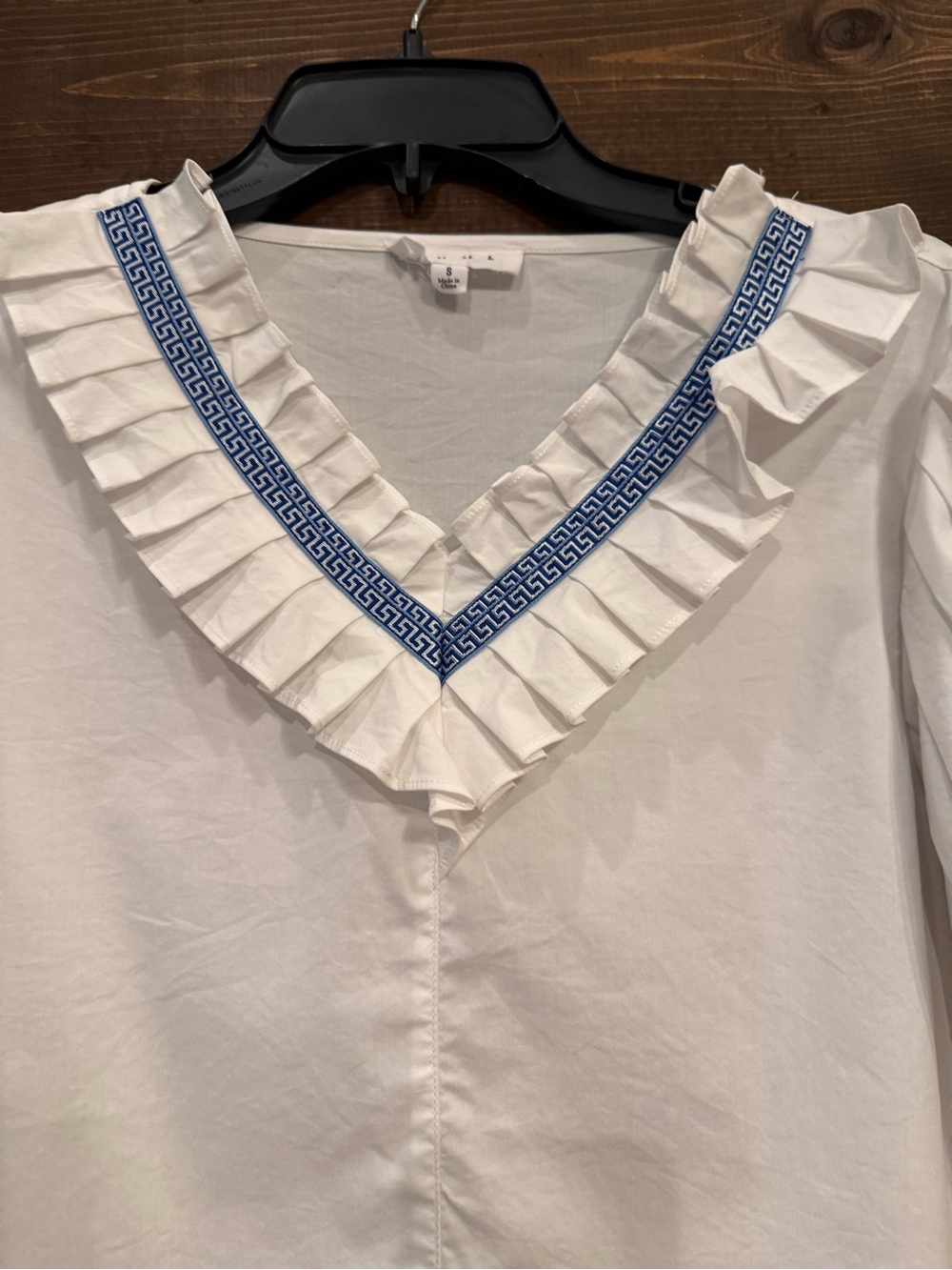THML White Ruffle V-Neck Puff Sleeve Blouse Blue Embroidered Trim Size Small - Picture 2 of 8